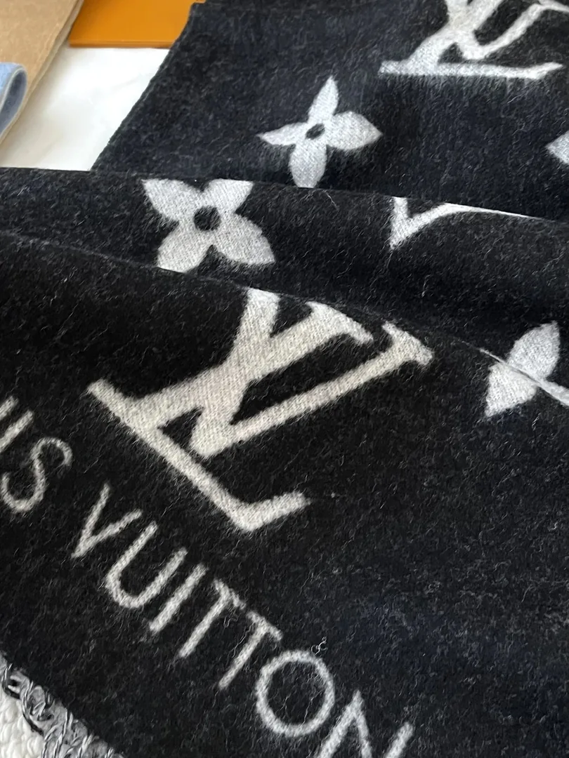 Wool Scarf — Photo 4