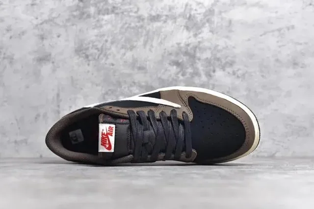 Jordan 1 Low Travis Scott Running Shoes — Photo 5