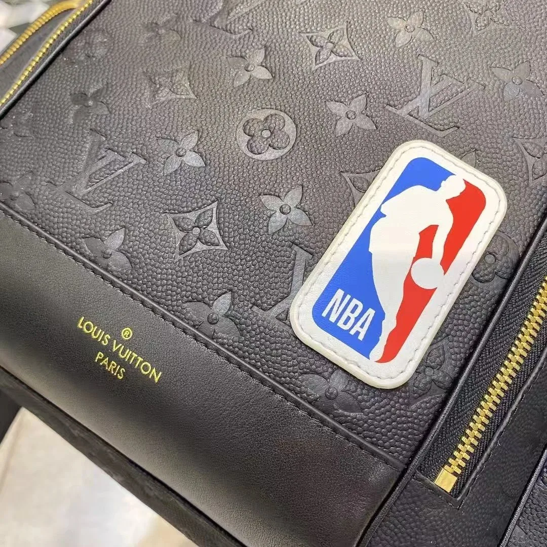 Louis Vuitton Leather Shoulder Bag — photo 10