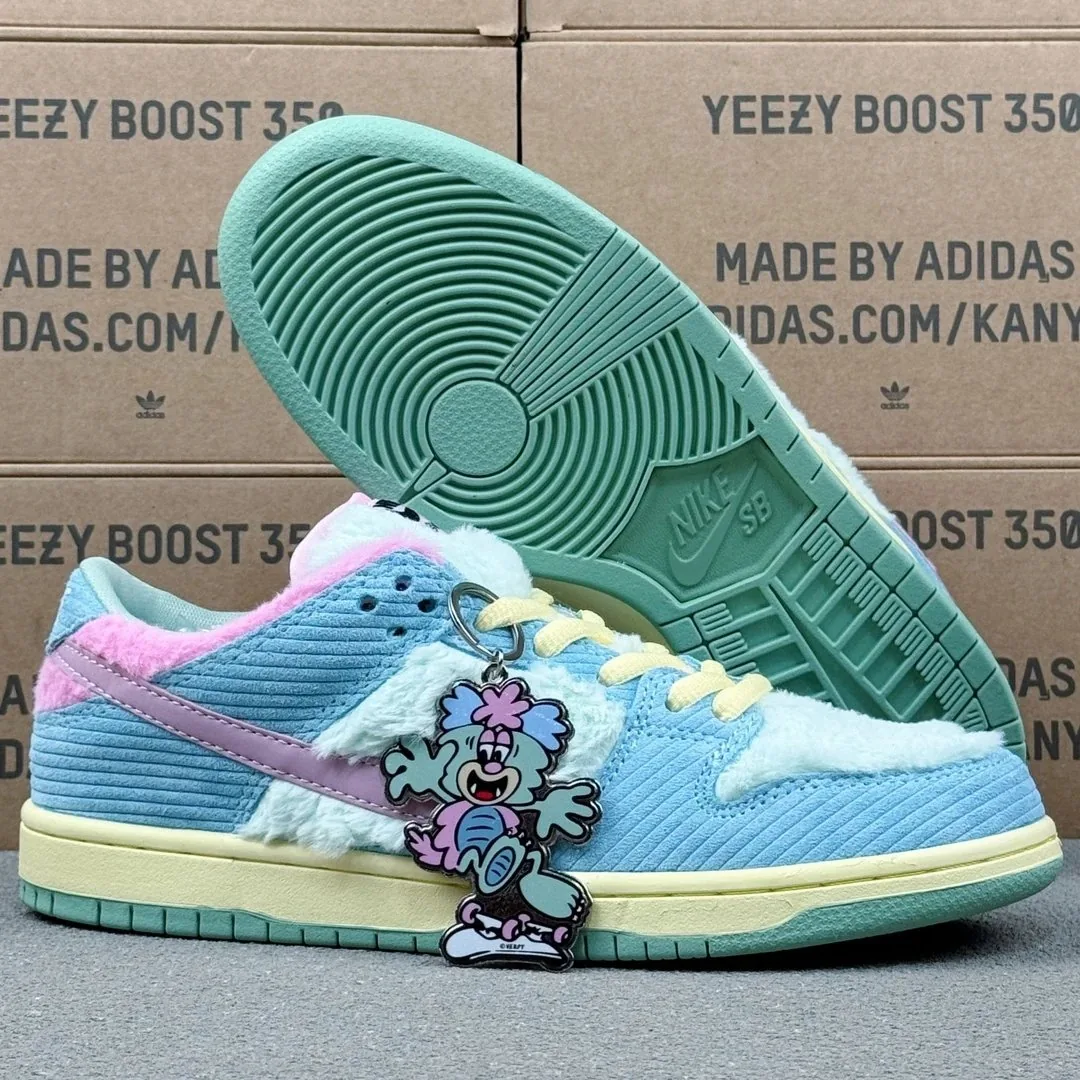 Nike Dunk Low SB Verdy Collaboration Sneakers — photo 2