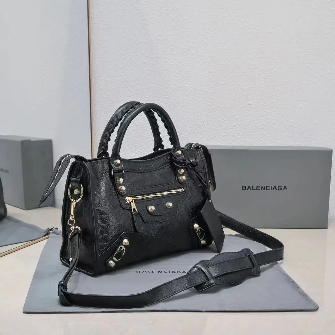 B Logo Accessory — photo 2