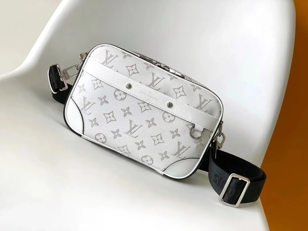 Louis Vuitton Alpha Messenger Bag — Photo 4