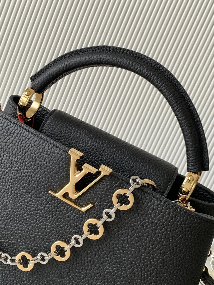 Louis Vuitton Capucines Handbag — Zdjęcie 5