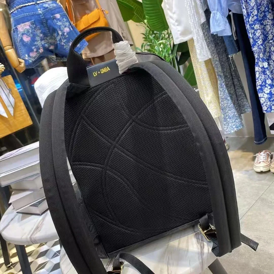 Louis Vuitton Leather Shoulder Bag — photo 3