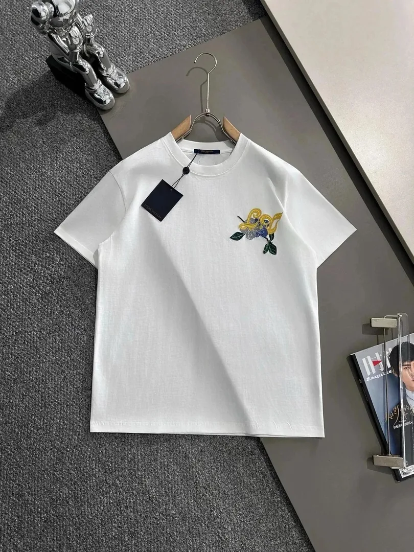 Louis Vuitton Logo T-Shirt Collection — Photo 9