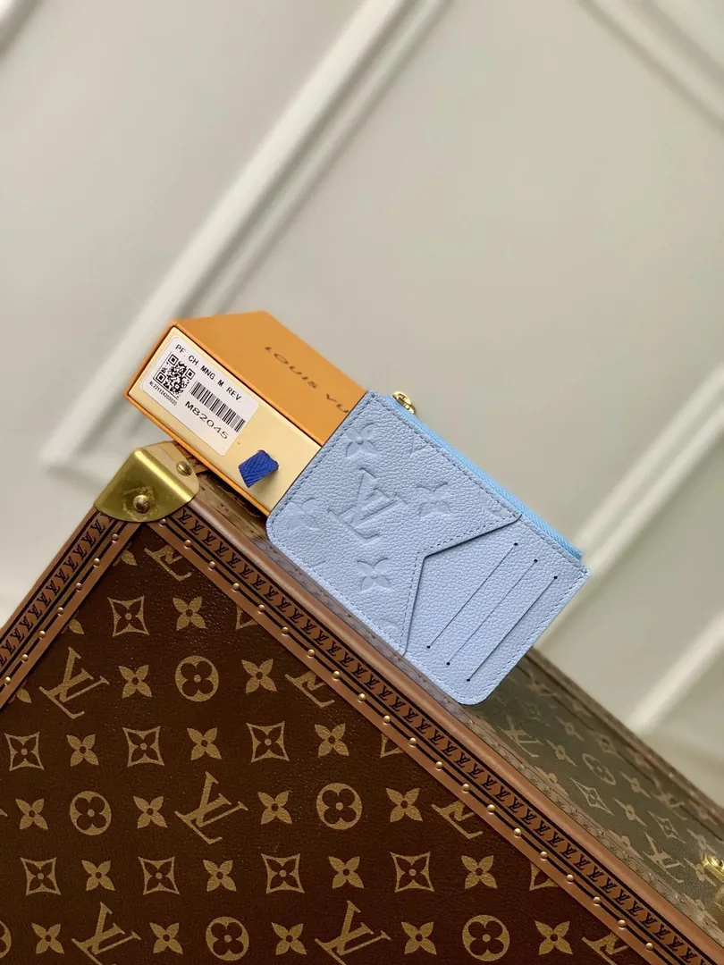 Louis Vuitton Leather Card Holder — Photo 12