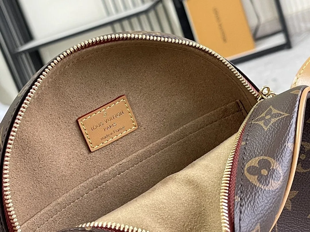 Louis Vuitton Monogram Shoulder Bag — Photo 15