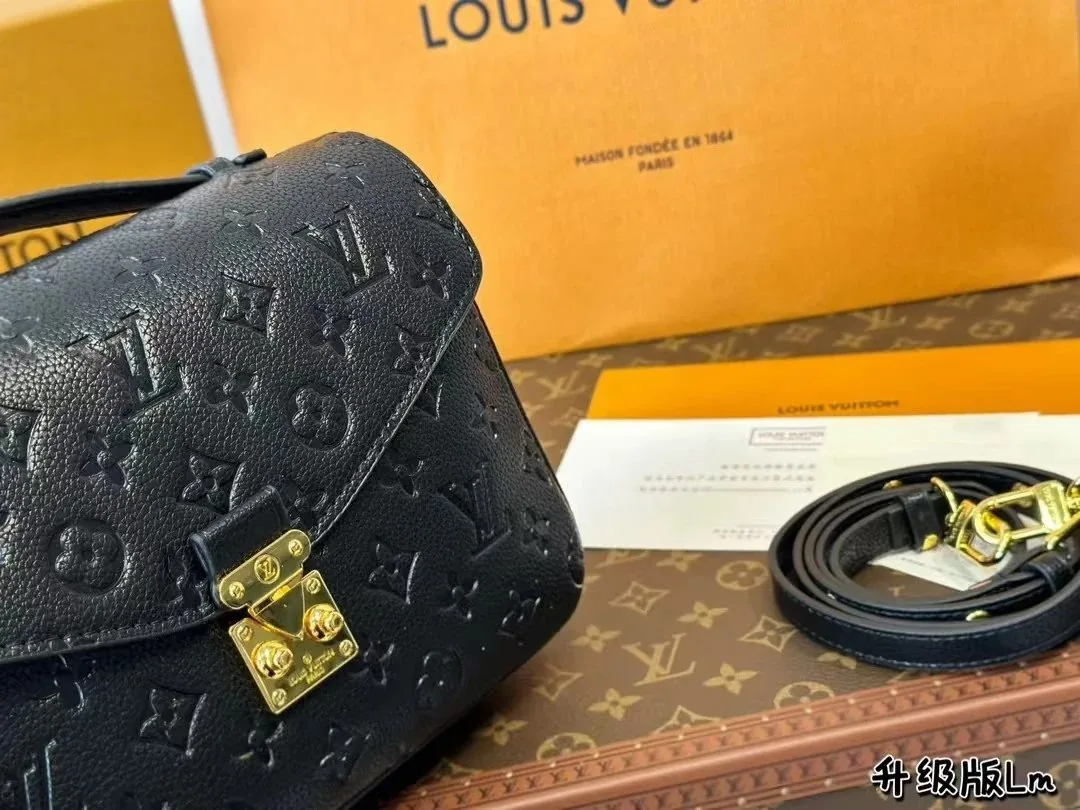 Louis Vuitton Leather Handbag — Photo 7