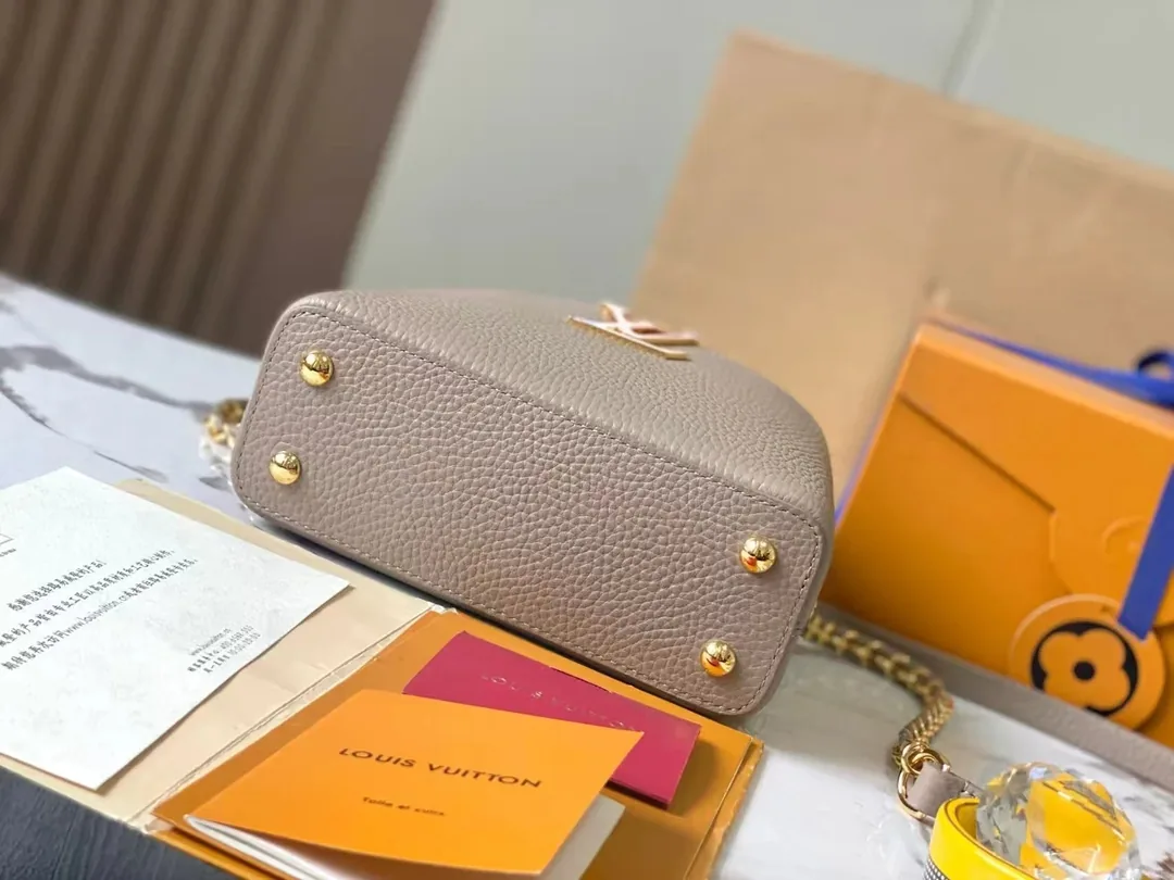 Louis Vuitton Leather Shoulder Bag — photo 11