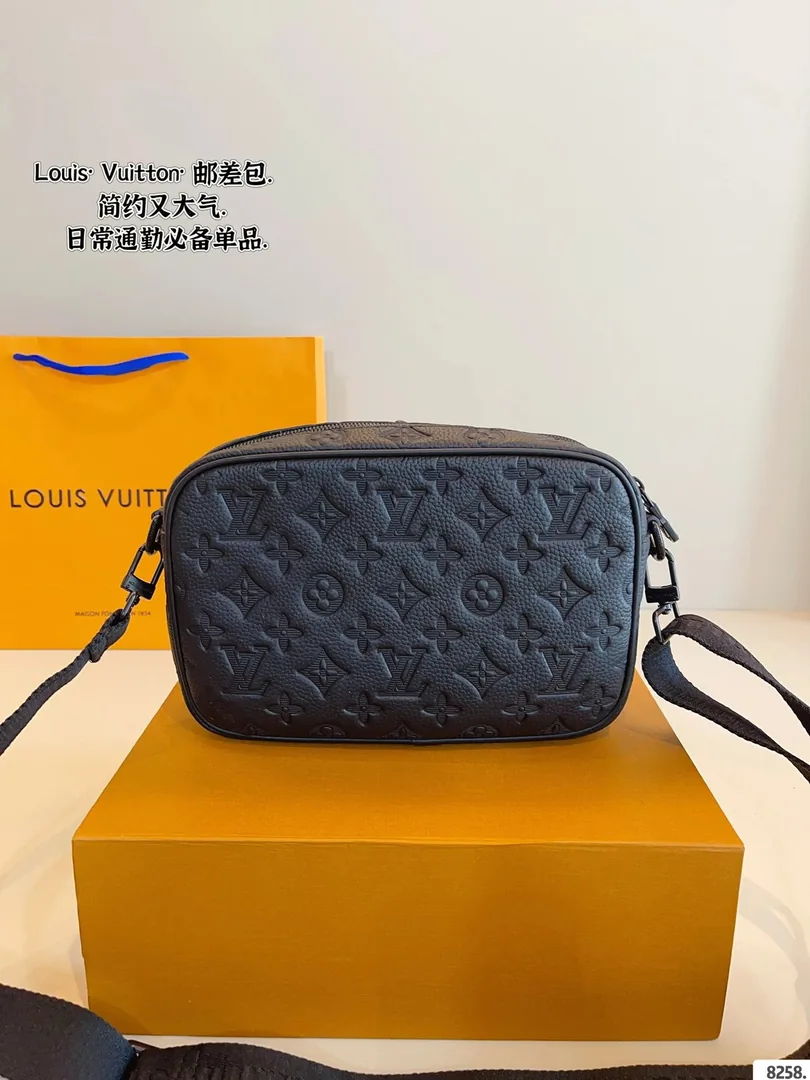 Louis Vuitton Leather Camera Bag — photo 9