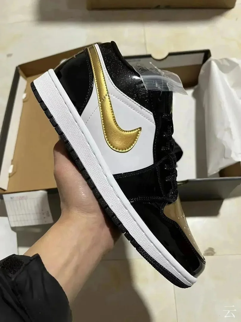 Jordan 1 White Basic Trainers — Photo 14