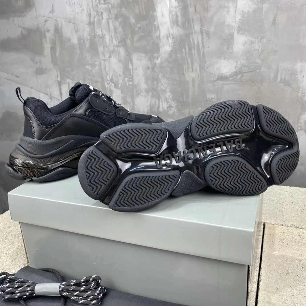 Balenciaga Triple S Black — Photo 8