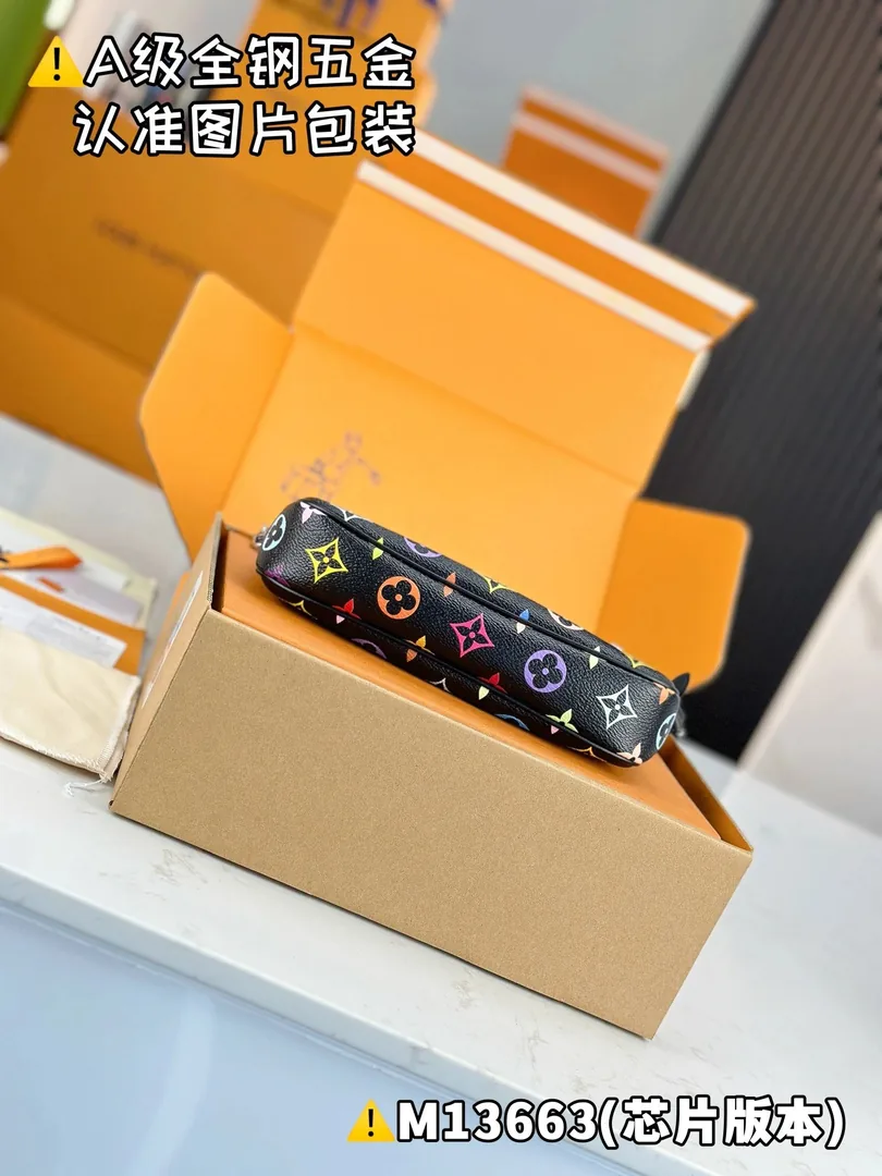 Louis Vuitton Pochette Bag — Zdjęcie 4