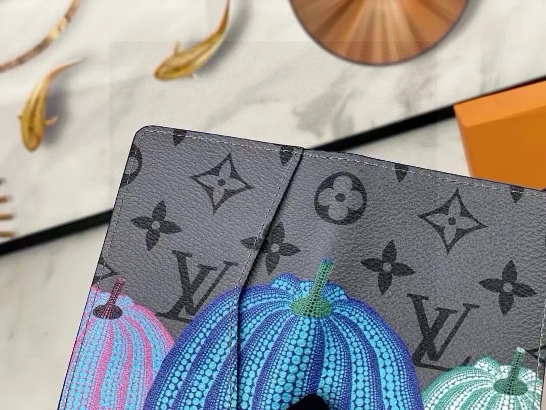 Louis Vuitton Short Leather Wallet — photo 6