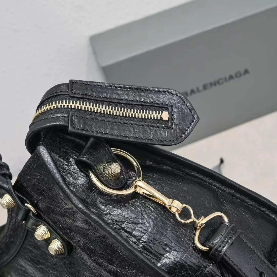 B Logo Accessory — photo 9
