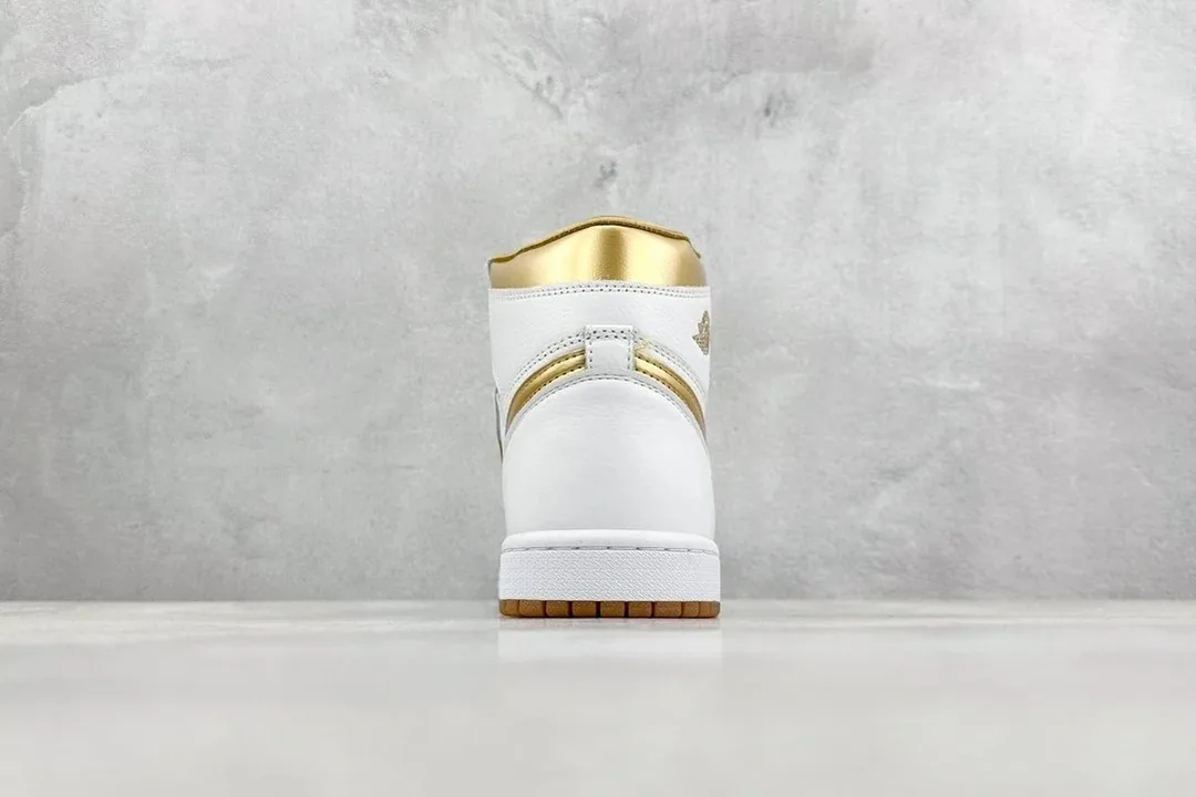 Air Jordan 1 High Metallic Gold — Photo 7
