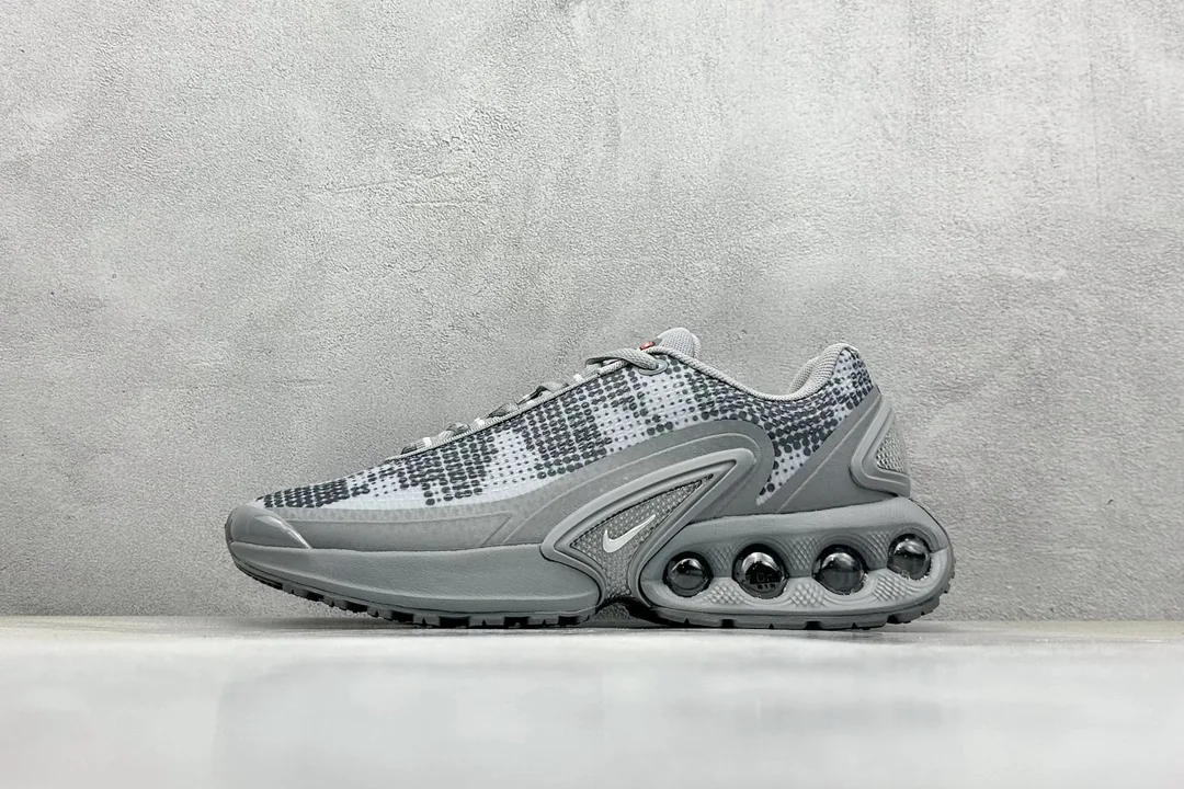 Nike Air Max Dn Solid Black Low-Top Trainers — QC