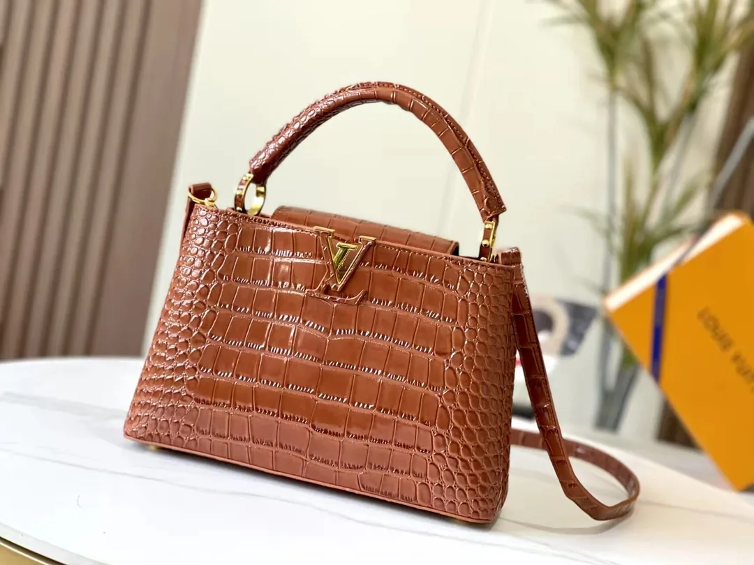 Louis Vuitton Leather Handbag — Photo 3