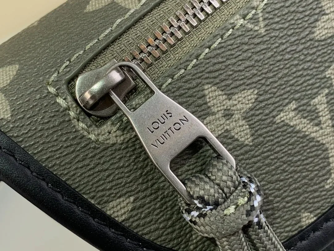 Louis Vuitton Leather Shoulder Bag — photo 11