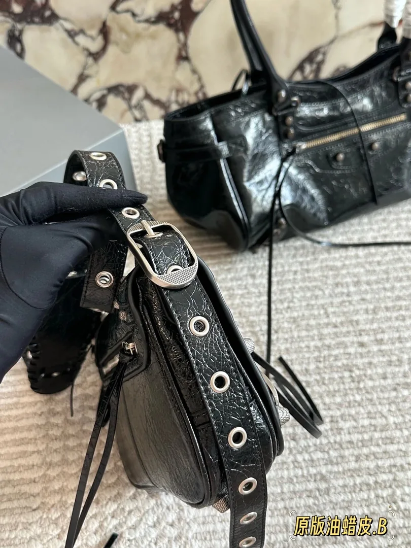 Balenciaga Le Duffle Waxed Leather Bag — photo 6