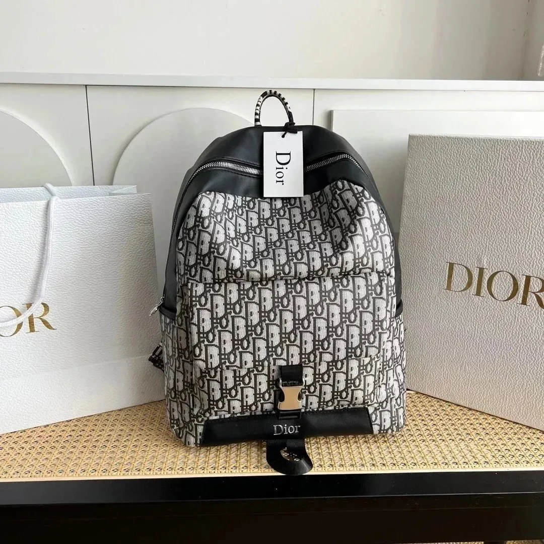 Gucci GG Supreme Backpack and Messenger Collection — Photo 2
