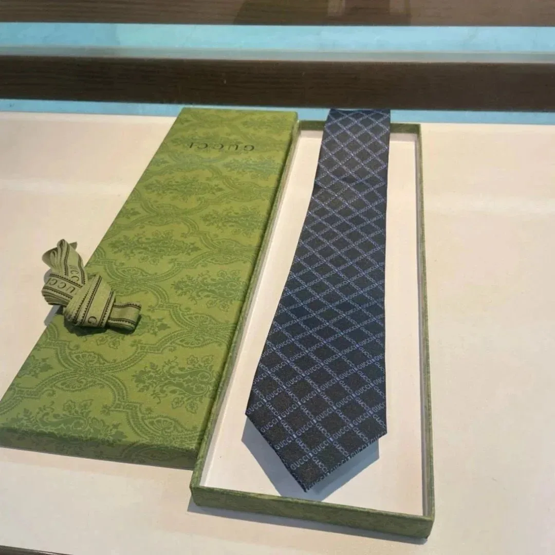 Necktie — Photo 2