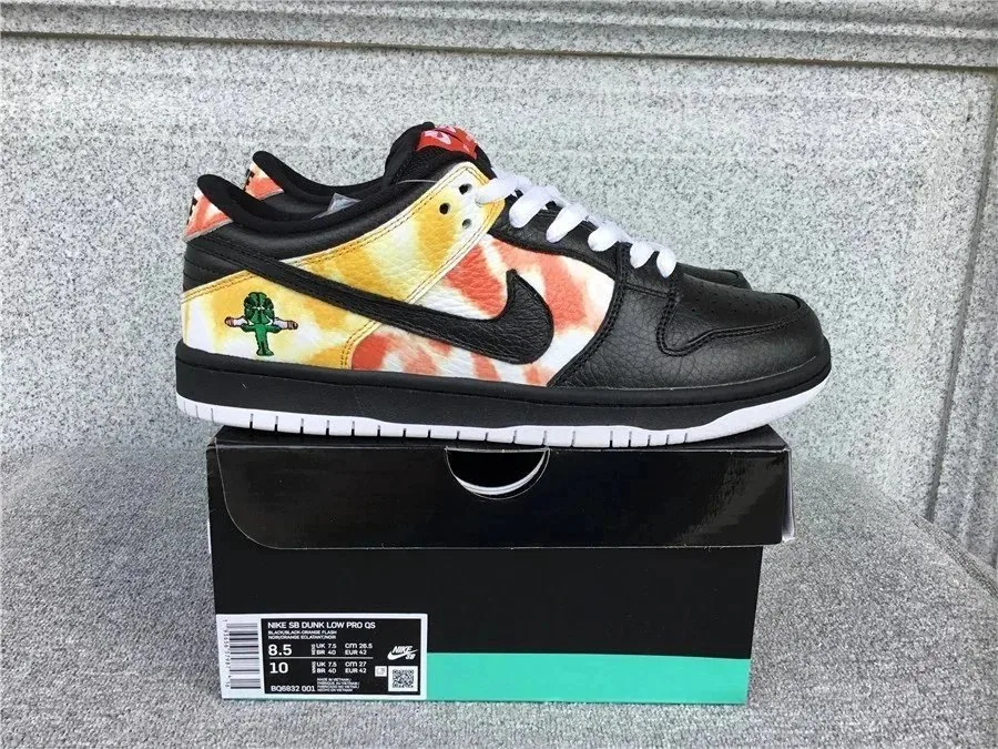 Nike SB Dunk Low Sneakers — Photo 5