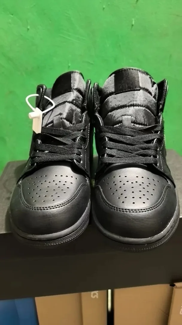 Black Air Jordan 1 Mid — Photo 13