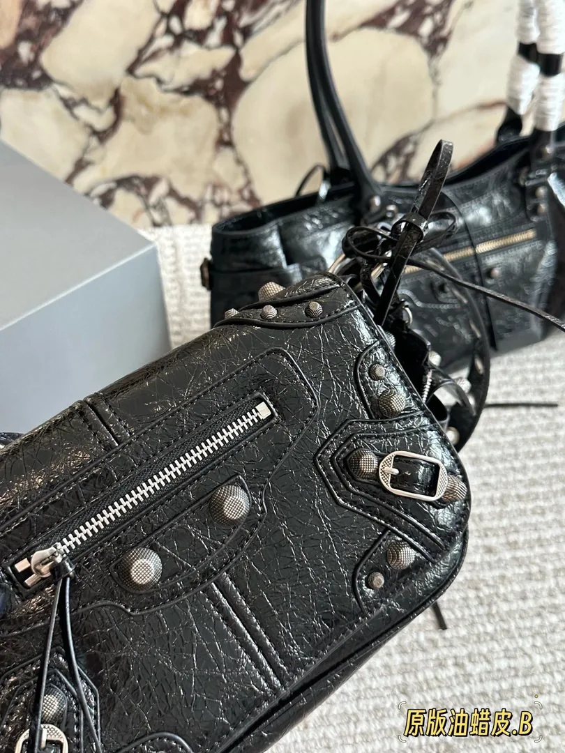 Balenciaga Le Duffle Waxed Leather Bag — photo 3