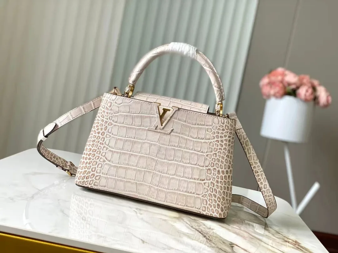 Louis Vuitton Leather Handbag — Photo 2