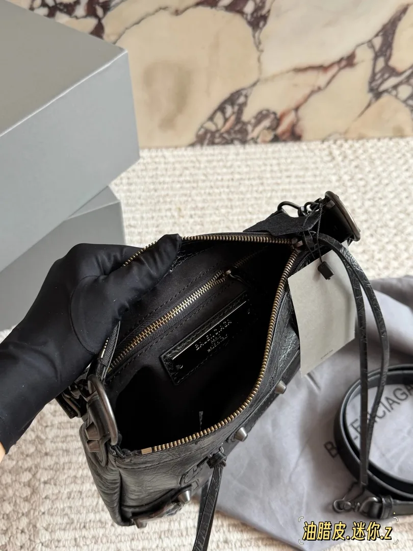 Balenciaga Waxed Leather City Bag — photo 11