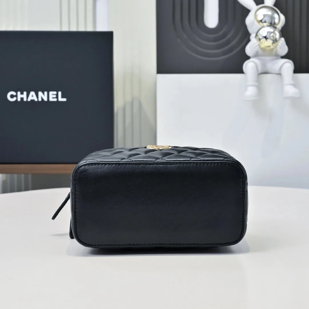Chanel Leather Handbag — photo 6