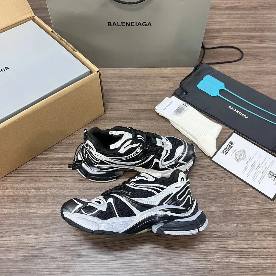 Balenciaga Runner Beige 2.0 Sneakers — Photo 11