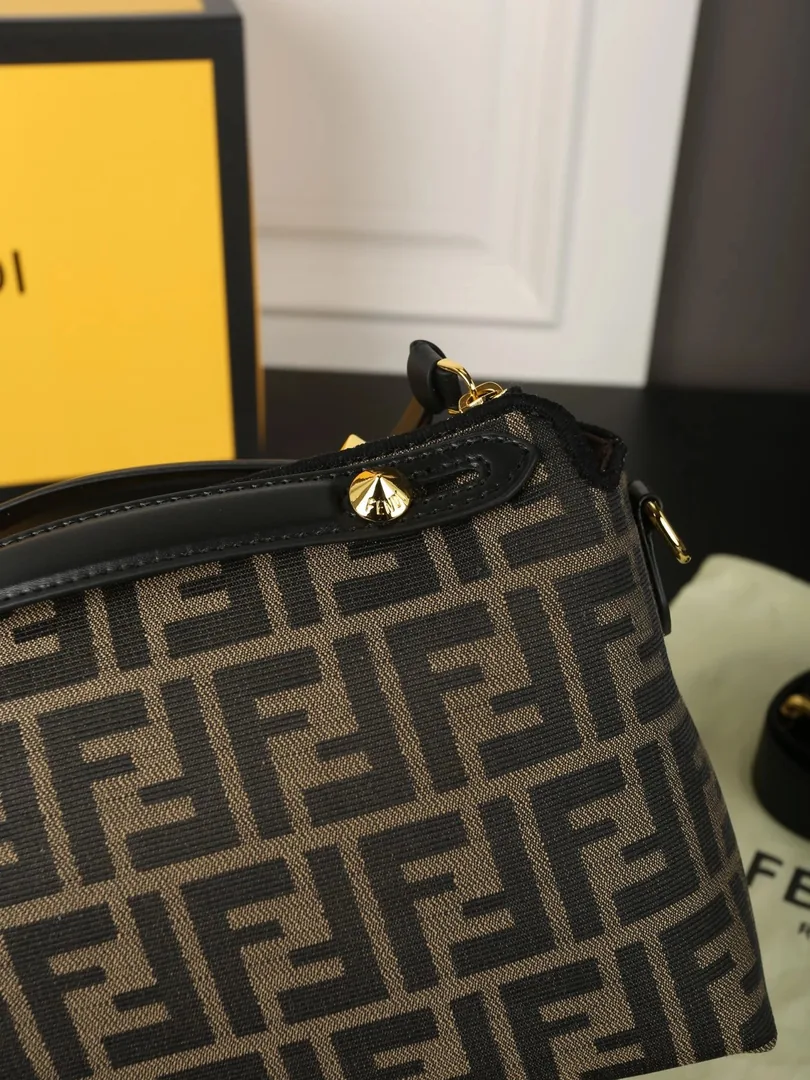 Fendi By The Way Soft Boston Bag — Zdjęcie 9