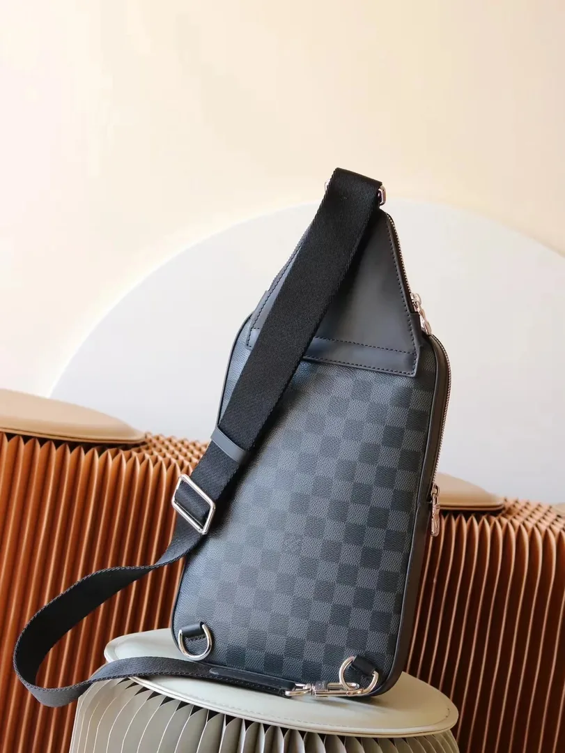 Louis Vuitton Leather Crossbody Bag — photo 3