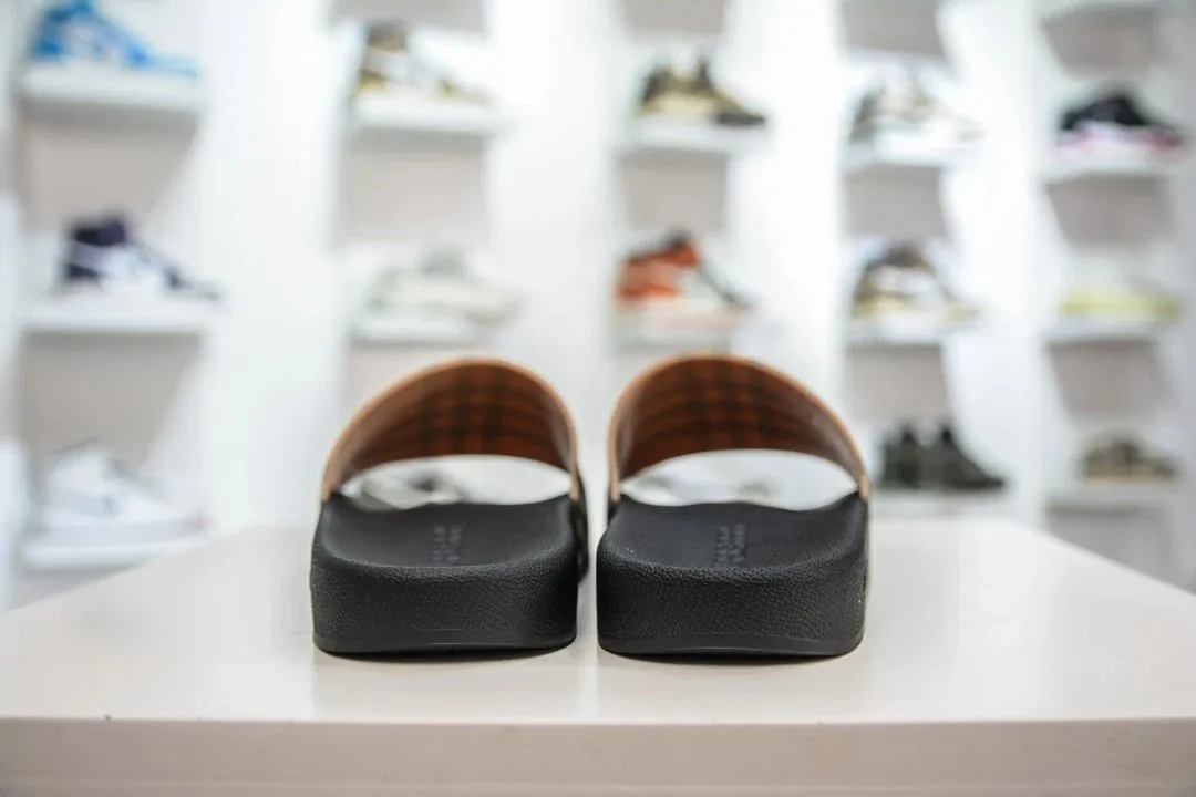 Balenciaga Slides — Photo 6