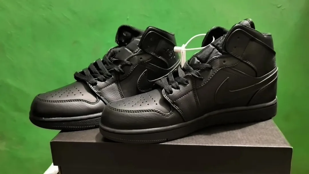 Black Air Jordan 1 Mid — photo 12