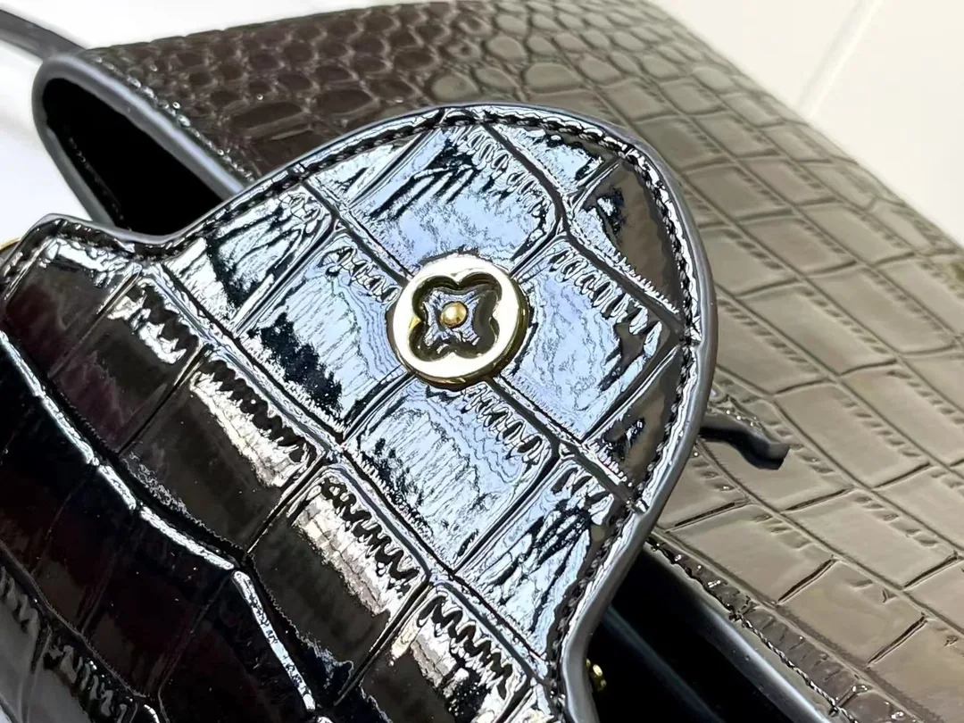 Louis Vuitton Leather Handbag — Photo 9