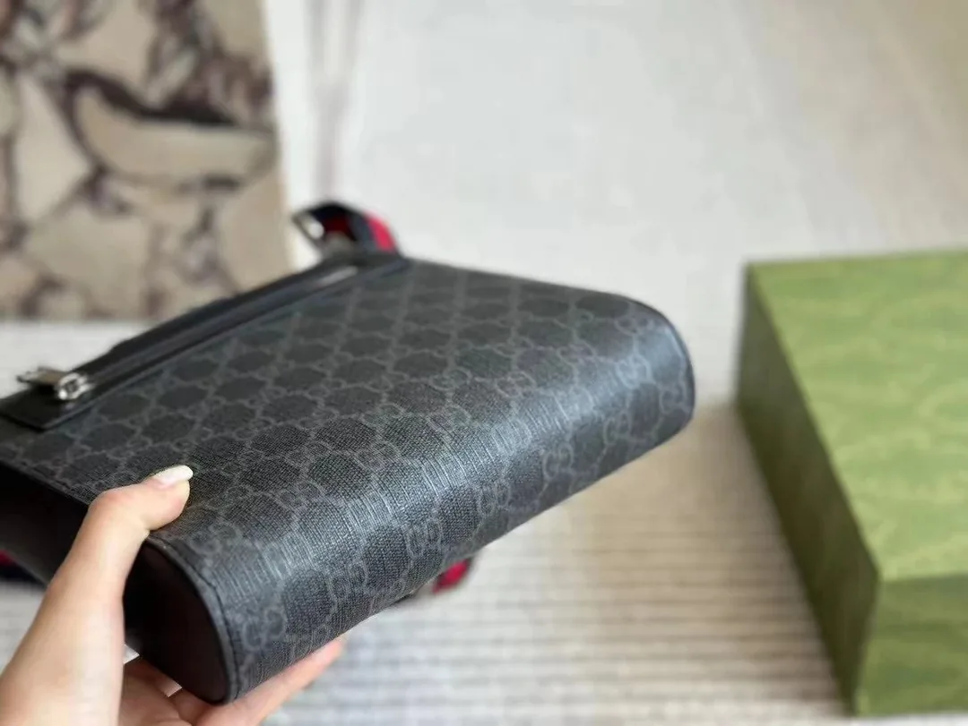 Gucci Messenger Bag — Photo 8