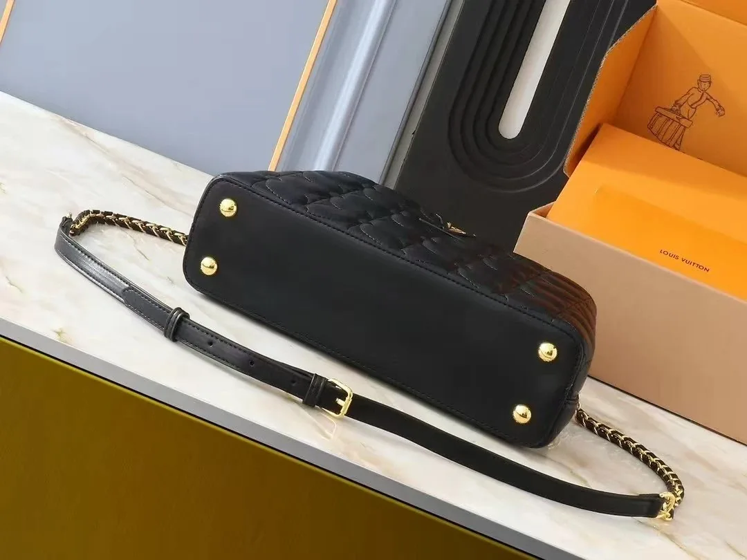 Louis Vuitton Leather Handbag — photo 8