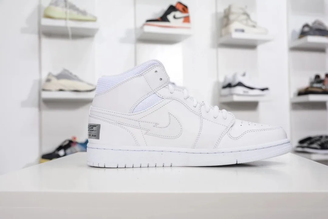 Air Jordan 1 Mid Euro Tour — Photo 3