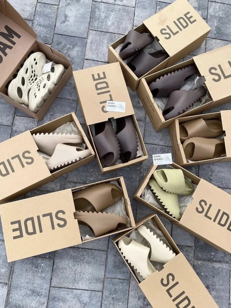 Yeezy Slides — Photo 5