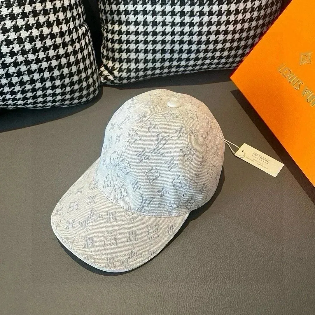 Louis Vuitton Monogram Knit Beanie Collection — Photo 7