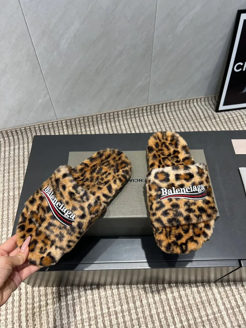 Balenciaga Slides — Photo 4