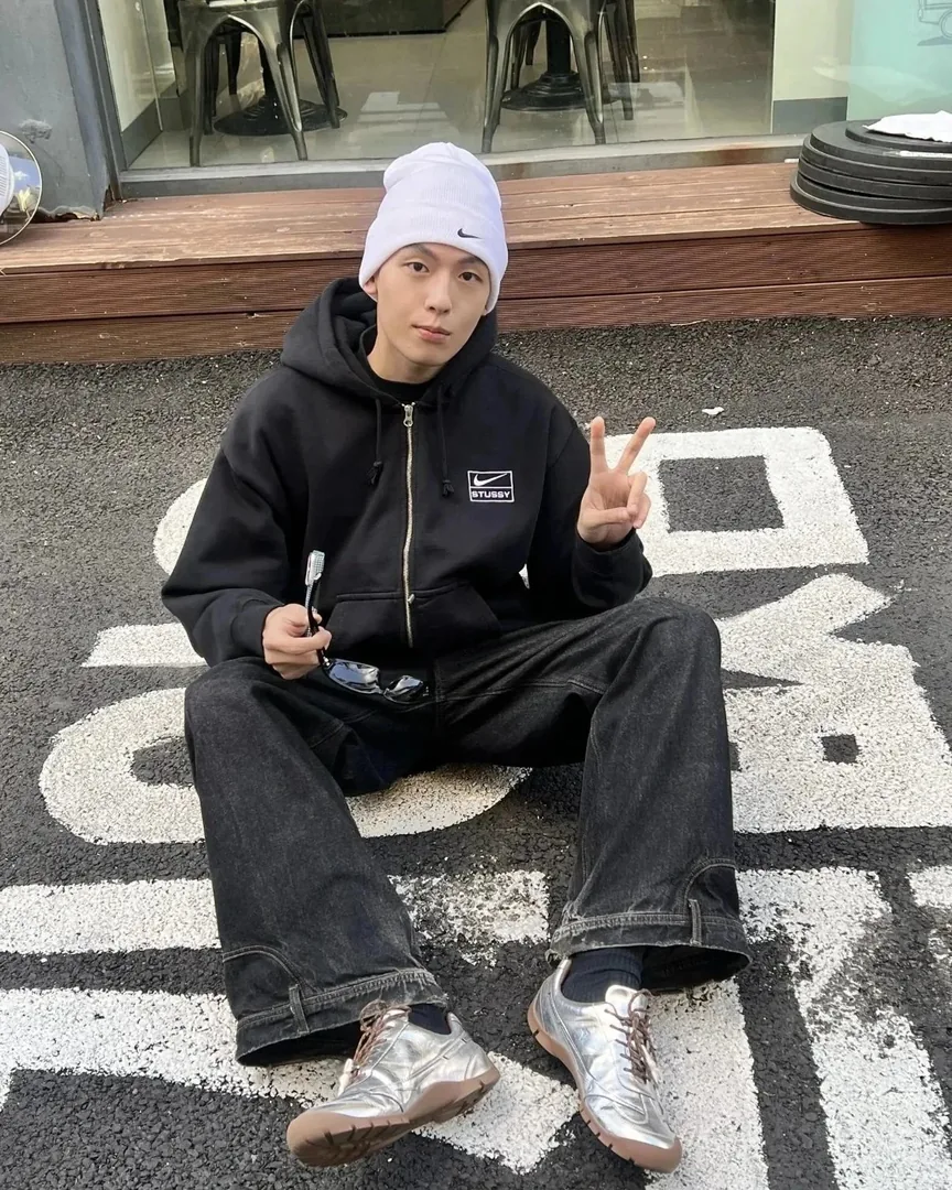 Two-Piece Tracksuit Set — Photo 8