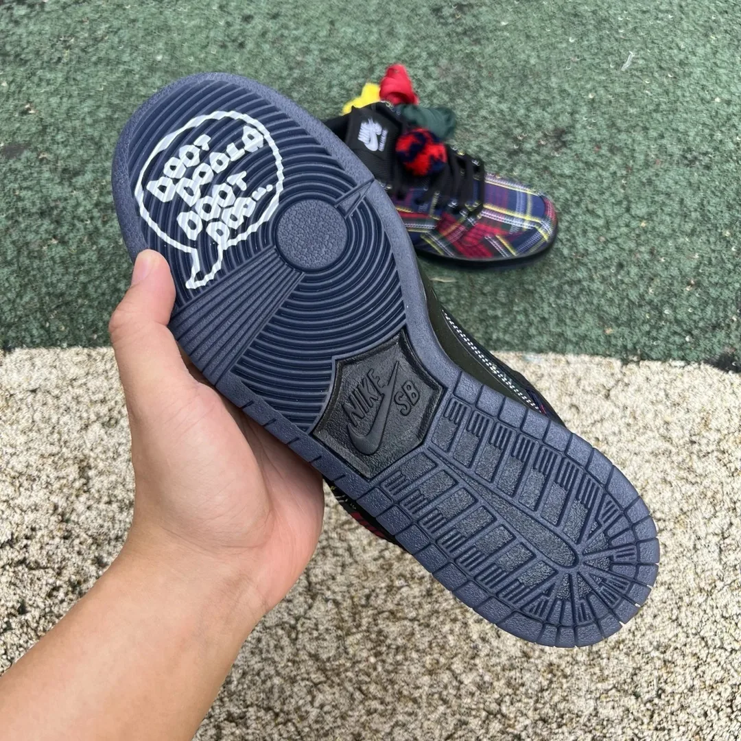 Nike Dunk Low SB Nardwuar Edition Sneakers — photo 5