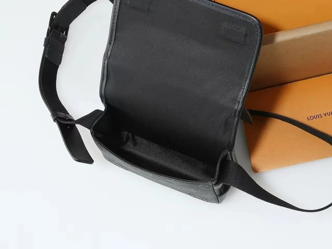Louis Vuitton Leather Purse — photo 6