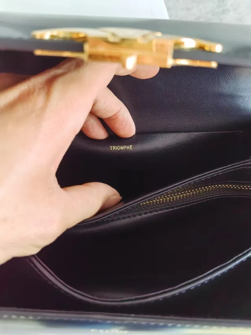 Chanel Leather Shoulder Bag — photo 4