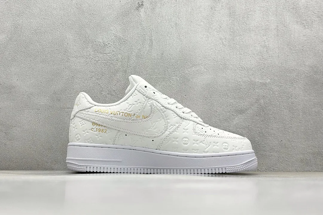 White Nike Air Force 1 — QC