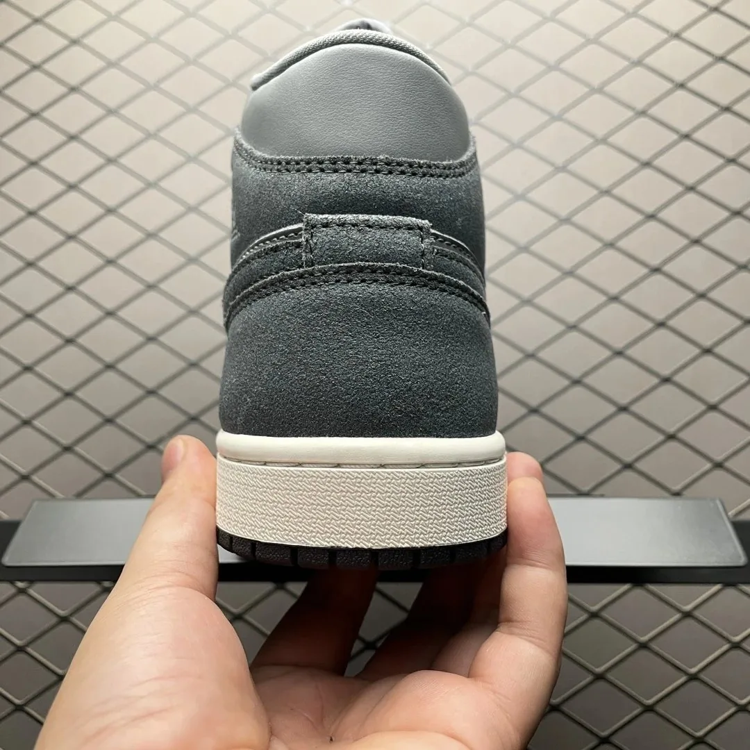 Air Jordan 1 Mid — Photo 8